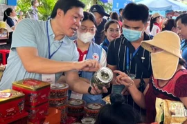 Bệnh nhân ấm lòng với phiên chợ 0 đồng sau 2 năm tạm ngưng do COVID-19
