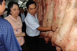 TP.HCM: Bán thịt heo bốc mùi và nơi chế biến thực phẩm có ruồi