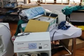 Bên trong cơ sở làm đẹp “lụi” có gì?