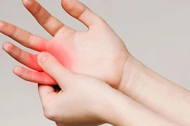 Móng tay đột ngột chuyển màu đen, bệnh gì?