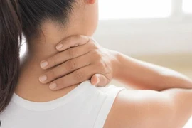 Đau nhức trong xương từ bả vai xuống cánh tay