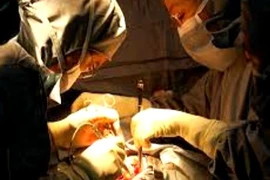 Thay van động mạch phổi qua da sau phẫu thuật tim tứ chứng Fallot