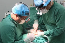 Bé 'tay cua' cười tươi xuất viện đúng ngày Quốc tế thiếu nhi 1-6