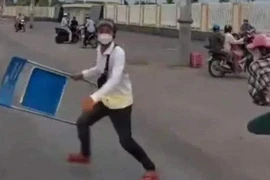Thanh niên chặn xe cứu thương: Người mẹ khuyên trình diện công an