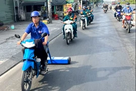 Hút đinh trên Quốc lộ để người đi xe hai bánh không phập phồng khi du xuân