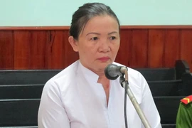 Một phụ nữ trùm quần lên đầu chánh án lôi đi làm nhục