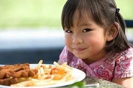 Giúp bé ăn ngoan ngày tết