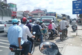 Đường từ miền Tây về TP.HCM: Kẹt xe hàng chục Km