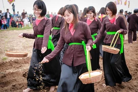 Hàng ngàn người nô nức dự hội Tịch Điền Đọi Sơn