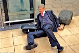 Chùm ảnh HLV Wenger ngã dúi dụi sau thất bại 1-5 của Arsenal