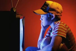 Xem TV nhiều khiến trẻ chậm phát triển 