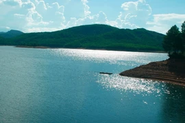 Ba mẹ con cô giáo buộc chặt lấy nhau chết dưới lòng hồ
