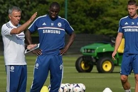 Gary Neville ám chỉ Mourinho "có mắt như mù"