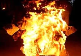 Trữ dầu hỏa trong bếp, một phụ nữ bỏng nặng