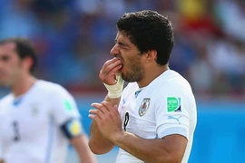 Suarez trần tình chỉ cắn Chiellini... cho vui (*)