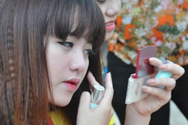 Nữ sinh yếm thắm, vai trần thi nghệ thuật