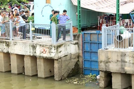 Hãi hùng phát hiện xác chết trên kênh Nhiêu Lộc - Thị Nghè 