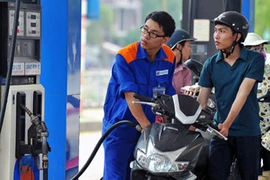 Giá xăng dầu giảm hơn 300 đồng/lít