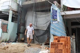 Xây dựng theo giấy phép, sao bị đình chỉ?