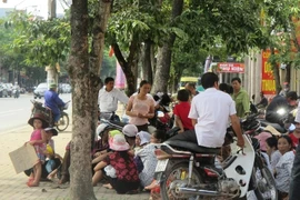Phụ huynh chở con đến Sở GD&ĐT phản đối sáp nhập điểm trường