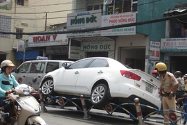 Lạc tay lái, xe ô tô 'leo' con lươn