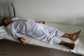 Sửa nhà bị... đứt ống dẫn tinh
