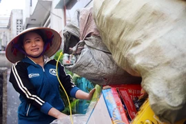 Chị ve chai làm thủ tục nhận 5 triệu yen nhặt được