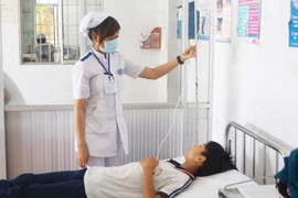15 học sinh đau bụng, buồn nôn sau bữa cơm trưa