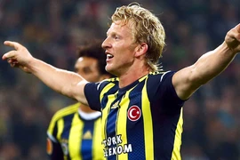 Sợ bị tấn công bằng súng, Dirk Kuyt rời CLB Fenerbahce