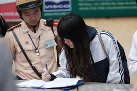 Nhiều học sinh bị xử phạt vì không đội mũ bảo hiểm