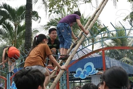Bài hát chế về vụ hỗn loạn ở công viên nước Hồ Tây