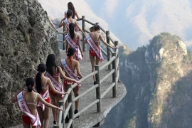 Màn catwalk ở độ cao 2.000m của thí sinh hoa hậu bikini