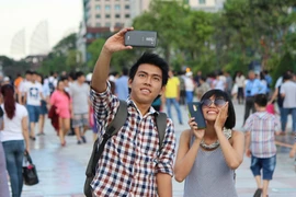 Phố đi bộ Nguyễn Huệ ngày đầu mở cửa