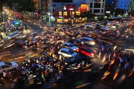 Đi đứng kiểu này, sao không tai nạn!