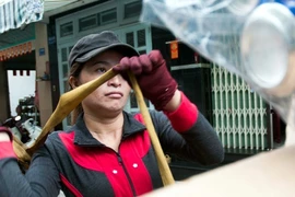 Chùm ảnh: Một ngày của chị ve chai nhặt được 5 triệu yen