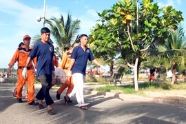 Clip hơn 100 người tìm kiếm nạn nhân vụ chìm tàu Hoàng Phúc 18