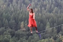 Clip cô gái đi giày cao gót trên dây vượt qua vách núi