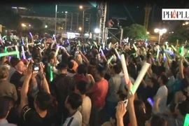 Clip hàng ngàn người xuống đường đón chào năm mới 2016