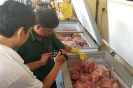 Clip gần ba tấn thịt trâu đang nhúng hóa chất để biến thành thịt bò