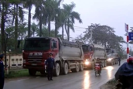 Clip Thanh tra giao thông xử lý hàng loạt xe tải chạy vào giờ cấm