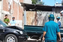 Clip người phụ nữ xây nhà sai phép, lái ô tô đâm xe đoàn kiểm tra