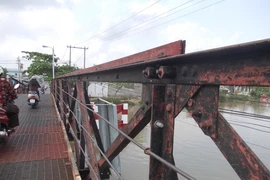 Thót tim qua những cây cầu chờ sập ở TP.HCM