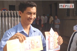 TP.HCM: Chỉ có 50 người mua được tiền lưu niệm 100 đồng 