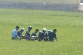 Clip: Đưa thi thể phi công rời hiện trường vụ máy bay rơi ở Phú Yên