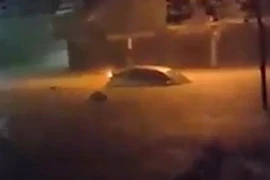 Clip: Nước mưa cuốn trôi ô tô đang đậu trên đường phố