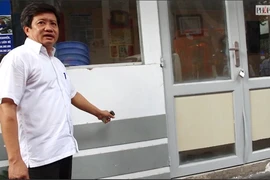 Phó Chủ tịch quận 1 chỉ đạo tháo dỡ trụ sở lấn vỉa hè