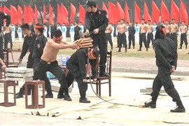 Nữ cảnh sát đặc nhiệm dùng yết hầu đè cong thanh sắt