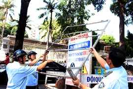 Clip:Phó Chủ tịch quận 3 dọn dẹp hàng rong ở Hồ Con Rùa
