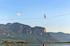 3 người đi trên dây băng qua hồ dài gần cả cây số 
