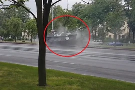 Xe tăng chạy tốc độ cao suýt lật sau cú đâm cột điện